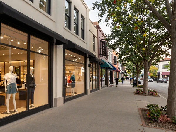 Upscale boutique shopping street in Cherry Creek North Denver for sugar baby dates