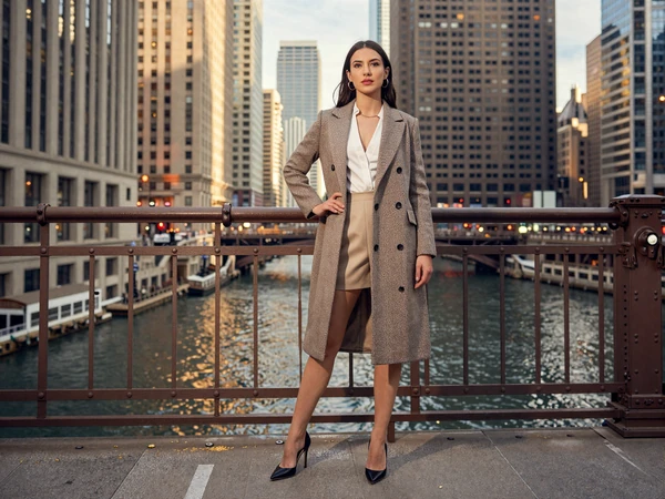 Elegant woman posing on a Chicago bridge with the city skyline for sugar dating